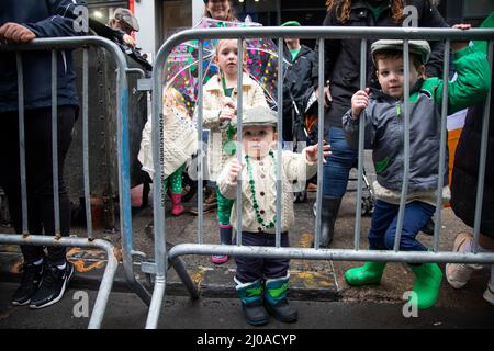 New York, USA. 17. März 2022. Die Menschen beobachten die St. Patrick's Day Parade in New York, USA, 17. März 2022. Quelle: Michael Nagle/Xinhua/Alamy Live News Stockfoto