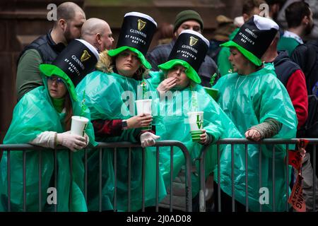 New York, USA. 17. März 2022. Nachtschwärmer beobachten die St. Patrick's Day Parade in New York, USA, 17. März 2022. Quelle: Michael Nagle/Xinhua/Alamy Live News Stockfoto