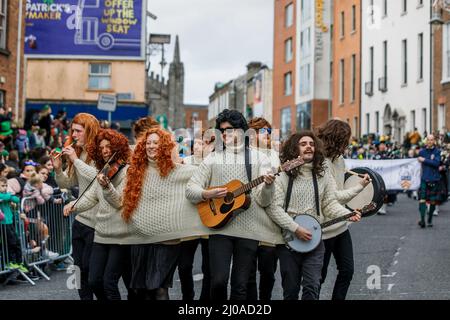 Dublin, Irland. 17. März 2022. Menschen nehmen an der St. Patrick's Day Parade in Dublin, Irland, am 17. März 2022 Teil. Quelle: Liu Yanyan/Xinhua/Alamy Live News Stockfoto