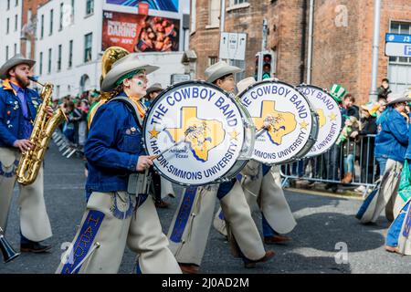 Dublin, Irland. 17. März 2022. Menschen nehmen an der St. Patrick's Day Parade in Dublin, Irland, am 17. März 2022 Teil. Quelle: Liu Yanyan/Xinhua/Alamy Live News Stockfoto