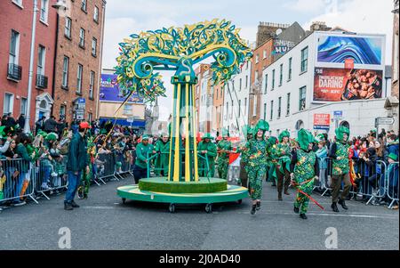 Dublin, Irland. 17. März 2022. Menschen nehmen an der St. Patrick's Day Parade in Dublin, Irland, am 17. März 2022 Teil. Quelle: Liu Yanyan/Xinhua/Alamy Live News Stockfoto