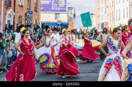 Dublin, Irland. 17. März 2022. Menschen nehmen an der St. Patrick's Day Parade in Dublin, Irland, am 17. März 2022 Teil. Quelle: Liu Yanyan/Xinhua/Alamy Live News Stockfoto