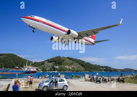 Skiathos, Griechenland - 26. Juni 2015: Meridiana Boeing 737-800 Flugzeug am Flughafen Skiathos (JSI) in Griechenland. Stockfoto