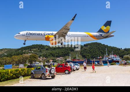 Skiathos, Griechenland - 3. Juni 2016: Thomas Cook Airlines Airbus A321 am Flughafen Skiathos (JSI) in Griechenland. Stockfoto