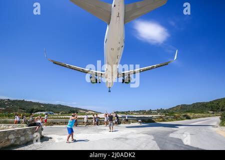 Skiathos, Griechenland - 26. Juni 2015: Germania Airbus Flugzeug am Flughafen Skiathos (JSI) in Griechenland. Stockfoto