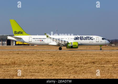 Stuttgart, 4. März 2022: Air Baltic Airbus A220-300 auf dem Stuttgarter Flughafen (STR) in Deutschland. Stockfoto