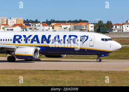 Porto, Portugal - 21. September 2021: Ryanair Boeing 737-800-Flugzeug am Flughafen Porto (OPO) in Portugal. Stockfoto