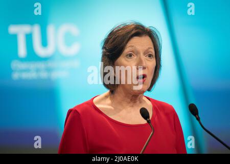 File photo dated 14/09/20 of Frances O'Grady, General Secretary of the TUC speaking at the TUC's Congress in London, as the TUC has said the UK has a of the least generous State Renten in the Developed World. Stockfoto