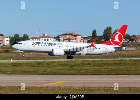 Porto, Portugal - 21. September 2021: Flugzeug der Turkish Airlines Boeing 737 MAX 8 am Flughafen Porto (OPO) in Portugal. Stockfoto