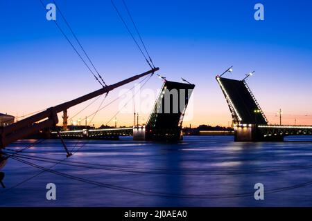 Scheidungsbrücken in St. Petersburg, Weiße Nächte Stockfoto