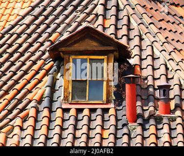 Altes Ziegeldach und Fenster Stockfoto