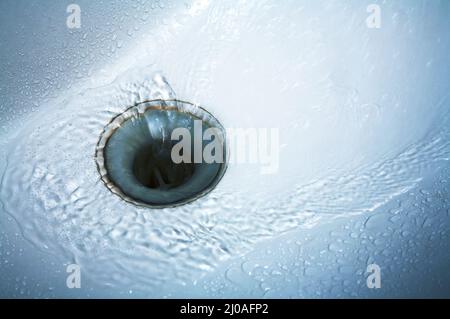 Wasser in einem Waschbecken Stockfoto
