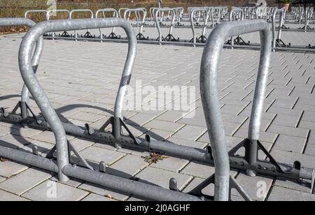 Nahaufnahmen einer Gruppe moderner Fahrradträger in Bracketform auf einem großen öffentlichen Parkplatz Stockfoto