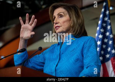 Washington DC, USA. 17. März 2022. Die Sprecherin des Repräsentantenhauses der Vereinigten Staaten, Nancy Pelosi (Demokratin von Kalifornien), hält während ihrer wöchentlichen Pressekonferenz im US-Kapitol in Washington, DC, USA, am Donnerstag, den 17. März, 2022. Foto von Rod Lampey/CNP/ABACAPRESS.COM Quelle: Abaca Press/Alamy Live News Stockfoto