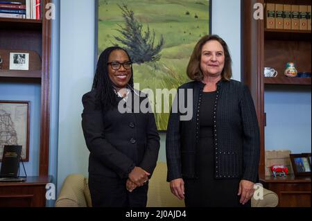 US-Senatorin deb Fischer (Republikaner von Nebraska), rechts, trifft sich mit Richterin Ketanji Brown Jackson, Richterin des Obersten Gerichtshofs, in ihrem Büro im Russell Senate Office Building in Washington, DC, USA, Donnerstag, 17. März, 2022. Foto von Rod Lampey/CNP/ABACAPRESS.COM Stockfoto