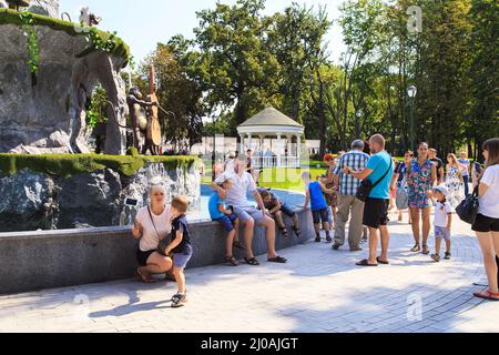 CHARKOW, UKRAINE - 24. AUGUST 2019: Hier befindet sich die Lieblingsfotozone mit Kindern in der Nähe des Springbrunnens mit Affen im Schewtschenko-Garten. Stockfoto