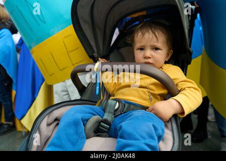 ANTALYA, TÜRKEI - 24. 2022. Februar: Ukraine Kriegsprotest. Protest gegen russische Invasion in der Ukraine. Einige Ukraine Anti war singt und Banner. Stockfoto