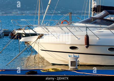 Luxusyachten, die in einem kleinen Golf verankert sind Stockfoto
