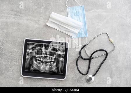 Zahnarzt Office-Digital Tablet mit einem Patienten Röntgenbilder Stockfoto