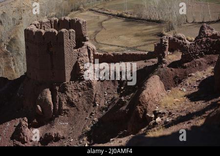 Bamiyan. 17. März 2022. Das Foto vom 17. März 2022 zeigt den Shahr-e-Zuhak, auch bekannt als die Rote Stadt, in der Provinz Bamiyan, Afghanistan. Die Stätte, zusammen mit anderen historischen Stätten in Bamiyan, zeugt von der Geschichte der alten Seidenstraße. Quelle: Saifurahman Safi/Xinhua/Alamy Live News Stockfoto