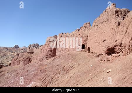 Bamiyan. 17. März 2022. Das Foto vom 17. März 2022 zeigt den Shahr-e-Zuhak, auch bekannt als die Rote Stadt, in der Provinz Bamiyan, Afghanistan. Die Stätte, zusammen mit anderen historischen Stätten in Bamiyan, zeugt von der Geschichte der alten Seidenstraße. Quelle: Saifurahman Safi/Xinhua/Alamy Live News Stockfoto