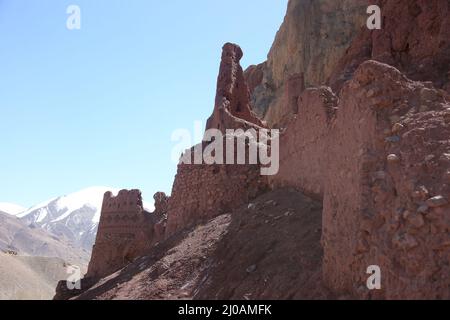 Bamiyan. 17. März 2022. Das Foto vom 17. März 2022 zeigt den Shahr-e-Zuhak, auch bekannt als die Rote Stadt, in der Provinz Bamiyan, Afghanistan. Die Stätte, zusammen mit anderen historischen Stätten in Bamiyan, zeugt von der Geschichte der alten Seidenstraße. Quelle: Saifurahman Safi/Xinhua/Alamy Live News Stockfoto