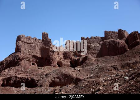 Bamiyan. 17. März 2022. Das Foto vom 17. März 2022 zeigt den Shahr-e-Zuhak, auch bekannt als die Rote Stadt, in der Provinz Bamiyan, Afghanistan. Die Stätte, zusammen mit anderen historischen Stätten in Bamiyan, zeugt von der Geschichte der alten Seidenstraße. Quelle: Saifurahman Safi/Xinhua/Alamy Live News Stockfoto