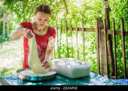 Die handwerkliche Käseherstellung, ländliche Handwerkskunst Stockfoto