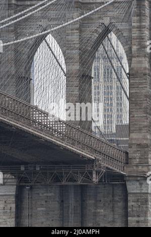Nahaufnahme eines zugeschnittenen Bildes der brooklyn Bridge Stockfoto