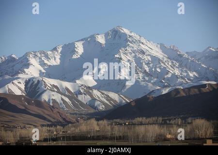 Bamiyan. 17. März 2022. Das Foto vom 17. März 2022 zeigt einen Blick auf die Stadt Bamiyan, Zentralafghan. Quelle: Saifurahman Safi/Xinhua/Alamy Live News Stockfoto