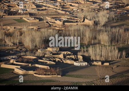 Bamiyan. 17. März 2022. Das Foto vom 17. März 2022 zeigt einen Blick auf die Stadt Bamiyan, Zentralafghan. Quelle: Saifurahman Safi/Xinhua/Alamy Live News Stockfoto