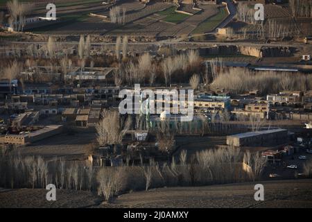 Bamiyan. 17. März 2022. Das Foto vom 17. März 2022 zeigt einen Blick auf die Stadt Bamiyan, Zentralafghan. Quelle: Saifurahman Safi/Xinhua/Alamy Live News Stockfoto