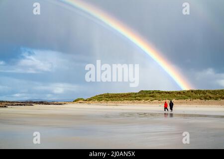 Erstaunlicher Regenbogen über Carrickfad von Portnoo am Narin Strand in der Grafschaft Donegal Irland. Stockfoto