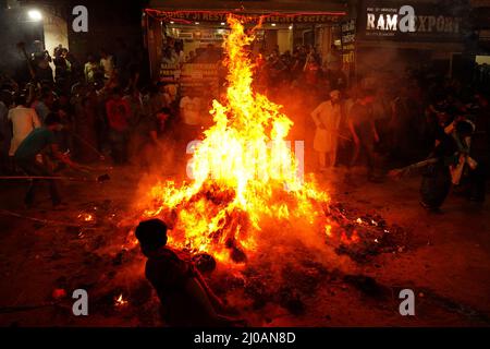 Rajasthan, Indien. 17. März 2022. Die Inder versammeln sich am Lagerfeuer, um am 17. März 2022 in Pushkar, Rajasthan, Indien, die „Holika Dahan“ zu feiern und zu beten. Holika Dahan, oder das Brennen des Dämons Holika, wird in der Nacht vor dem Holi-Fest gefeiert und soll der Flucht von Prahlad (Anhänger von lord Vishnu) vor dem Brand gedenken, wenn sie von Demoness Holika ins Feuer getragen wird. Das Lagerfeuer symbolisiert den Sieg des Guten über das Böse. Foto von ABACAPRESS.COM Quelle: Abaca Press/Alamy Live News Stockfoto