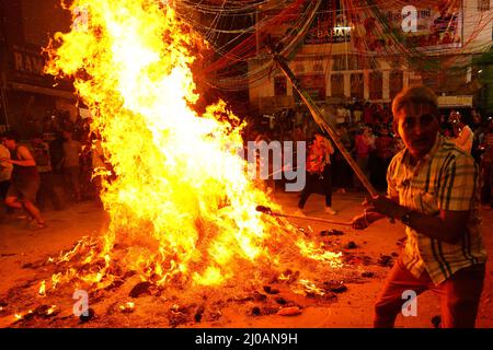 Rajasthan, Indien. 17. März 2022. Die Inder versammeln sich am Lagerfeuer, um am 17. März 2022 in Pushkar, Rajasthan, Indien, die „Holika Dahan“ zu feiern und zu beten. Holika Dahan, oder das Brennen des Dämons Holika, wird in der Nacht vor dem Holi-Fest gefeiert und soll der Flucht von Prahlad (Anhänger von lord Vishnu) vor dem Brand gedenken, wenn sie von Demoness Holika ins Feuer getragen wird. Das Lagerfeuer symbolisiert den Sieg des Guten über das Böse. Foto von ABACAPRESS.COM Quelle: Abaca Press/Alamy Live News Stockfoto