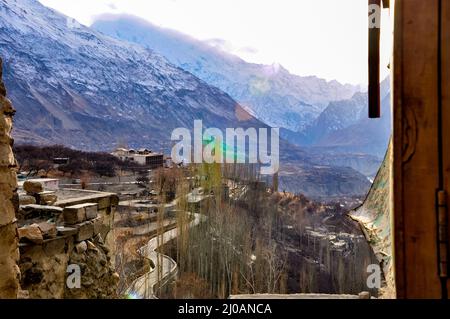 Eine Straße im hochgelegenen Hunza-Tal verbindet mit der Karakoram-Autobahn die höchste asphaltierte Autobahn der Welt, die mit China verbunden ist Stockfoto