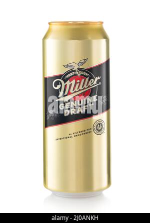 LONDON, Großbritannien - FEBRUAR 22,2022: Miller echtes Lagerbier vom Fass auf weißem Hintergrund. Das beliebteste Bier der Welt. Stockfoto