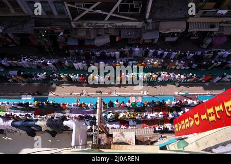 Indische muslimische Anhänger bieten Freitagsgebete vor dem Schrein des Sufi-heiligen Khwaja Muinuddin Chishti während des URS-Festivals in Ajmer, Rajasthan, Indien, am 11. Februar 2022 an. Tausende von Sufi-Anhängern aus verschiedenen Teilen Indiens reisen zum jährlichen Fest zum Todestag des Sufi-heiligen. Foto von ABACAPRESS.COM Stockfoto