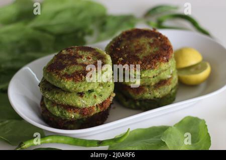 Quark Spinatschnitzel. Indische Version von Koteletten mit zerbröckeltem Hüttenkäse, püriertem Spinat, Kartoffelpüree und Gewürzen. Allgemein bekannt als Stockfoto