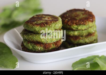Quark Spinatschnitzel. Indische Version von Koteletten mit zerbröckeltem Hüttenkäse, püriertem Spinat, Kartoffelpüree und Gewürzen. Allgemein bekannt als Stockfoto