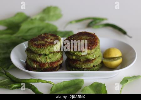 Quark Spinatschnitzel. Indische Version von Koteletten mit zerbröckeltem Hüttenkäse, püriertem Spinat, Kartoffelpüree und Gewürzen. Allgemein bekannt als Stockfoto