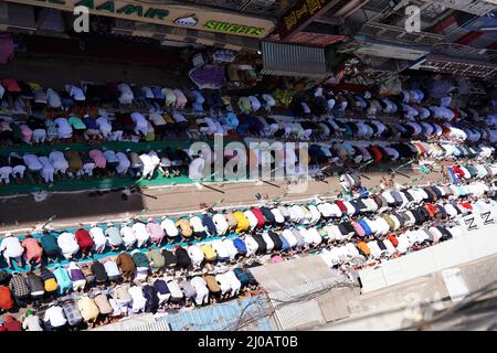 Indische muslimische Anhänger bieten Freitagsgebete vor dem Schrein des Sufi-heiligen Khwaja Muinuddin Chishti während des URS-Festivals in Ajmer, Rajasthan, Indien, am 11. Februar 2022 an. Tausende von Sufi-Anhängern aus verschiedenen Teilen Indiens reisen zum jährlichen Fest zum Todestag des Sufi-heiligen. Foto von ABACAPRESS.COM Stockfoto