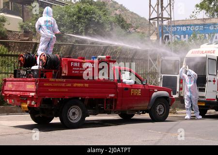 Indischer Stadtarbeiter sprüht Desinfektionsmittel auf seine Kollegen, nachdem sie am 19. Juni 2020 den Leichnam eines COVID-19-Opfers in einem Krematorium in Ajmer, Rajasthan, Indien, eingeäschert haben. Foto von ABACAPRESS.COM Stockfoto