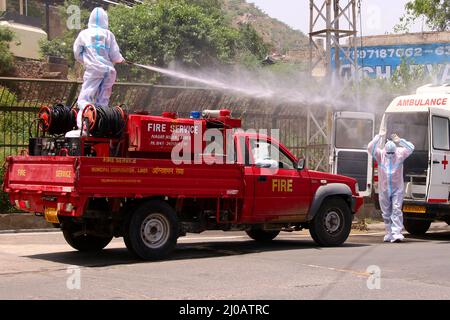 Indischer Stadtarbeiter sprüht Desinfektionsmittel auf seine Kollegen, nachdem sie am 19. Juni 2020 den Leichnam eines COVID-19-Opfers in einem Krematorium in Ajmer, Rajasthan, Indien, eingeäschert haben. Foto von ABACAPRESS.COM Stockfoto