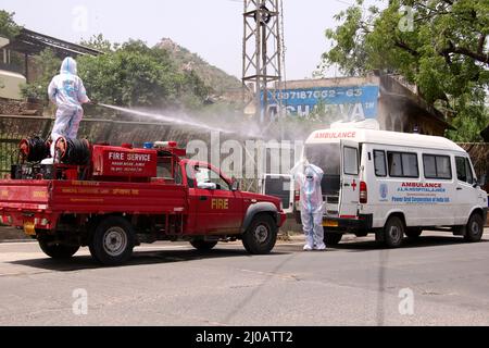 Indischer Stadtarbeiter sprüht Desinfektionsmittel auf seine Kollegen, nachdem sie am 19. Juni 2020 den Leichnam eines COVID-19-Opfers in einem Krematorium in Ajmer, Rajasthan, Indien, eingeäschert haben. Foto von ABACAPRESS.COM Stockfoto
