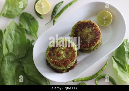 Quark Spinatschnitzel. Indische Version von Koteletten mit zerbröckeltem Hüttenkäse, püriertem Spinat, Kartoffelpüree und Gewürzen. Allgemein bekannt als Stockfoto