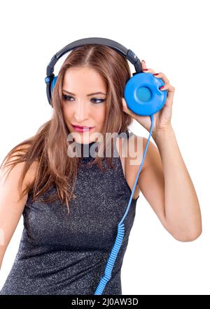 Schöne Frau, die Musik hört. Isoliert auf weißem Hintergrund. Studioaufnahme Stockfoto