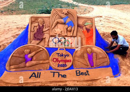 Der indische Sandkünstler Ajay Rawat kreiert am 22. Juli 2021 in der Wüste von Pushkar, Rajasthan, indien, Sandkunst bei den Olympischen Spielen in Tokio. Foto von ABACAPRESS.COM Stockfoto
