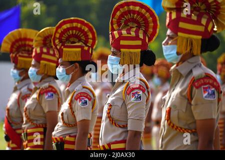 Mitarbeiter der indischen Eisenbahnschutztruppe (RPF), die Gesichtsmasken tragen, marschieren am 15. August 2021 während einer Parade zum Unabhängigkeitstag in Ajmer, Rajasthan, Indien. Foto von ABACAPRESS.COM Stockfoto
