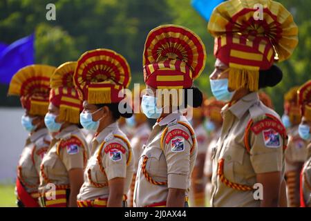 Mitarbeiter der indischen Eisenbahnschutztruppe (RPF), die Gesichtsmasken tragen, marschieren am 15. August 2021 während einer Parade zum Unabhängigkeitstag in Ajmer, Rajasthan, Indien. Foto von ABACAPRESS.COM Stockfoto